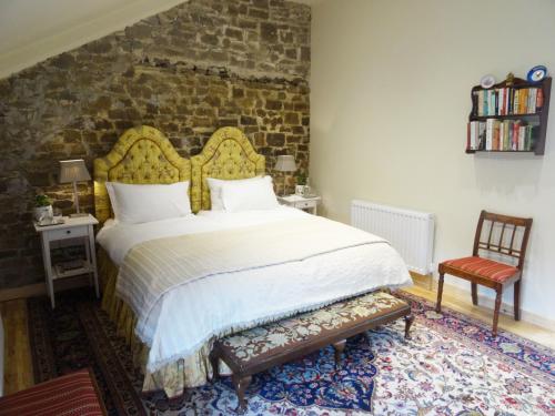 巴恩斯特珀尔霍拉摩尔农场住宿加早餐旅馆的一间卧室设有一张大床和砖墙