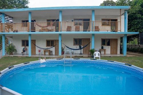 阿沃莱特斯Villa Jaymar的前面有一个大游泳池的房子