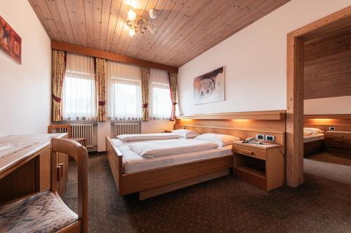 蒙圭尔福金色玫瑰酒店的一间卧室设有两张床和木制天花板
