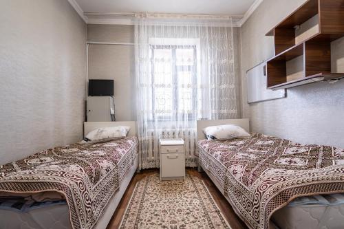 卡拉科尔Halif的小型客房 - 带2张床和窗户