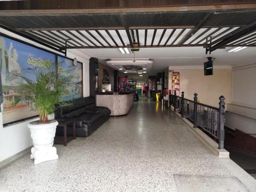 布卡拉曼加Hotel Sevilla Plaza的大厅,长沙发,盆里种植植物
