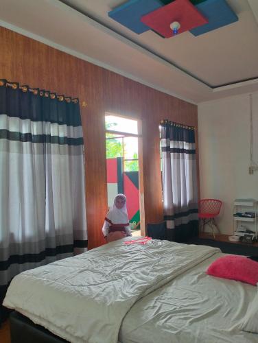 特尔纳特岛Ayu Park的一间卧室设有一张大床和天花板