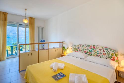 利莫内-苏尔加达Hotel Casa Piantoni的一间卧室配有一张带黄色毯子的大床