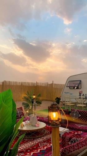 利雅德كرفان قمر الليل الملكي مع ضيافة vip的庭院配有桌子和面包车