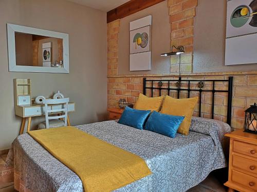 卡索拉VTAR San Isicio的一间卧室配有蓝色和黄色枕头的床