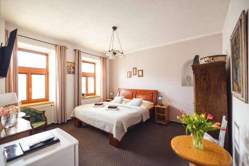 因德日赫城堡尤帕普斯克膳食公寓的酒店客房配有一张床铺和一张桌子。