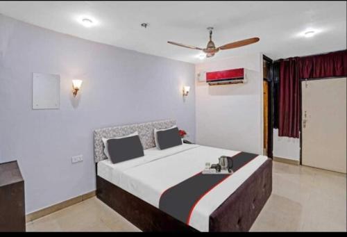 斋浦尔HOTEL BITTY KRISHNA的一间卧室设有一张大床和天花板