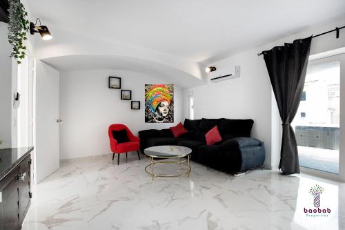 阿尔布费拉Villa Bellagio的客厅配有黑色沙发和桌子