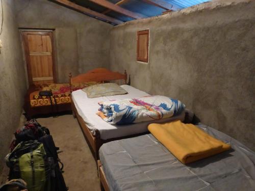 SomotoCasa Ricardo Sonis的一间卧室配有两张床和背包
