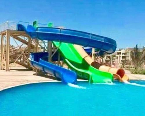 艾因苏赫纳Marseilia blue bay asia的游泳池的水滑梯