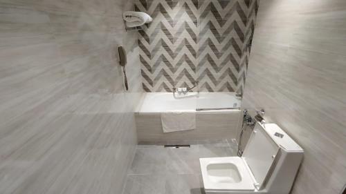 巴格达Almansour Hotel的浴室配有白色卫生间和盥洗盆。
