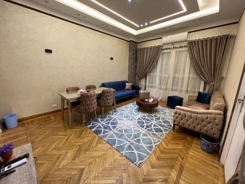 开罗Luxury apartment Downtown Cairo的客厅配有蓝色的沙发和桌子