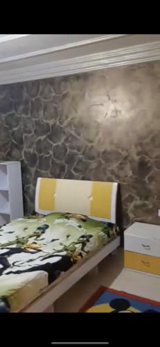 斯基克达Sousou2的一间卧室配有一张石墙床