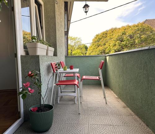 贝尔格莱德IVA Belgrade Apartment的阳台的天井配有2把椅子和1张桌子
