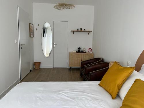 梅里尼亚克Great Room 29的一间卧室配有一张带黄色枕头和椅子的床