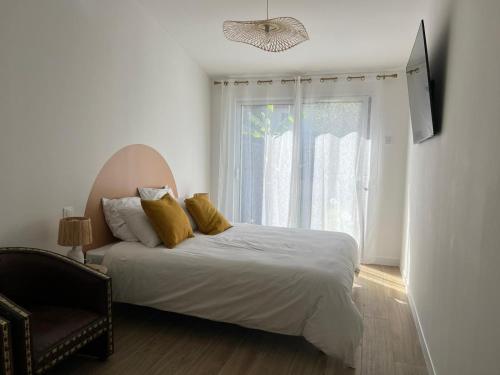 梅里尼亚克Great Room 29的一间卧室配有一张带黄色枕头的床和一扇窗户