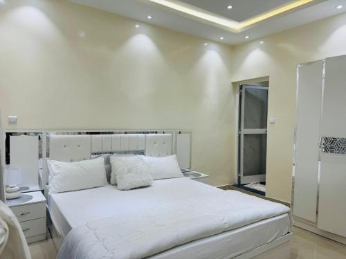 Malikounda SasSall Residence Saly Appartement 2的卧室配有一张白色大床