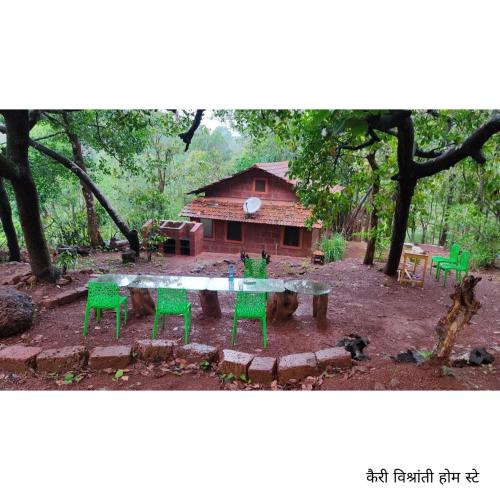 甘帕普拉KairiVishranti Homestay的房子前面的一张桌子和椅子