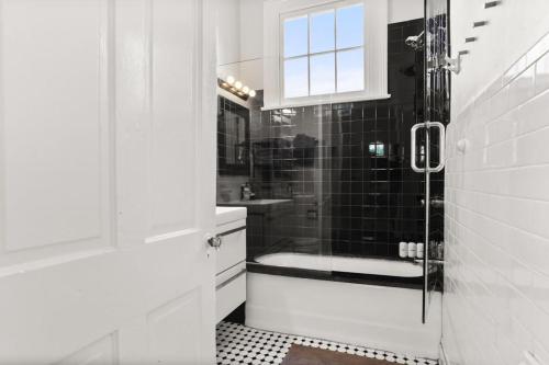 新奥尔良Marigny BD Surrounded by Music Food and Art的黑白浴室设有淋浴和水槽