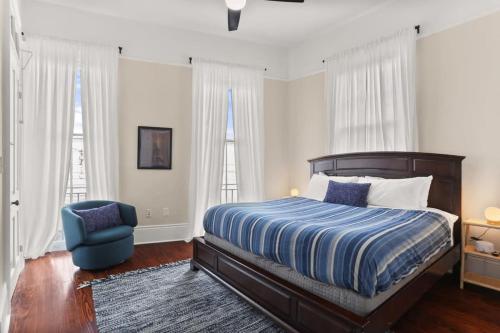 新奥尔良Marigny BD Surrounded by Music Food and Art的一间卧室配有一张床和一张蓝色椅子