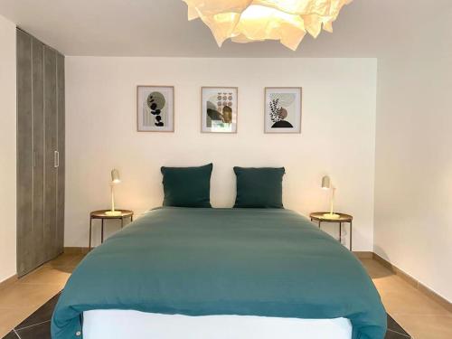 弗农The villa of the Impressionists的一间卧室配有一张带两张边桌的大型绿床