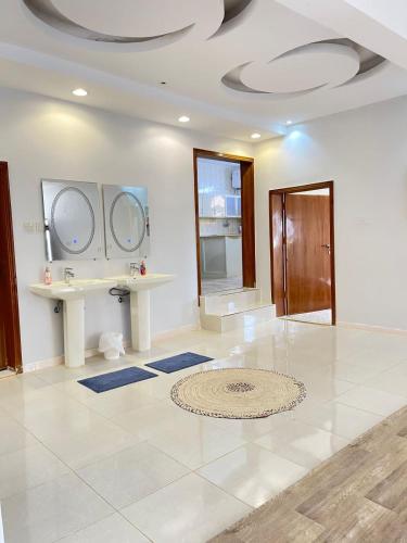 艾卜哈السحاب的浴室设有2个水槽和天花板上的镜子