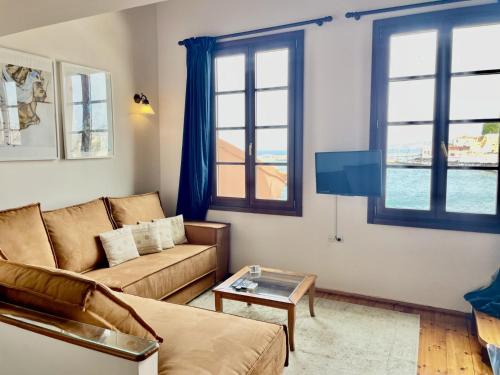 干尼亚艾瑞塔套房公寓的带沙发和电视的客厅