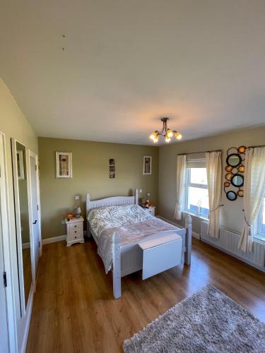 TamnyrankinValley View 1 (Tourist board registered)的卧室配有白色的床和窗户。