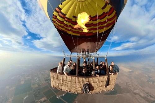 Jazīrat al ‘AwwāmīyahSilvana Nile Cruise Luxor every Saturday, Monday and Thursday的乘坐热气球的一群人