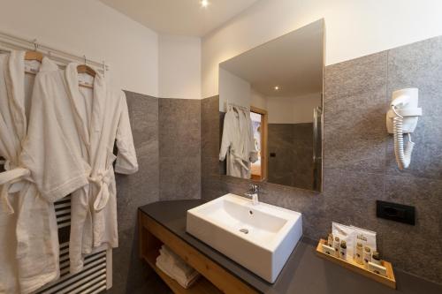 莫尔韦诺Rifugio La Montanara的一间带水槽和镜子的浴室