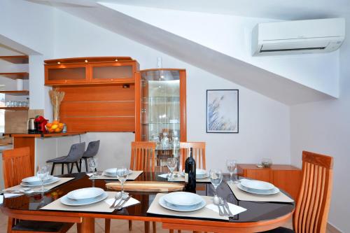 斯普利特Apartman Bačvice near the beach的一间带桌子和椅子的用餐室