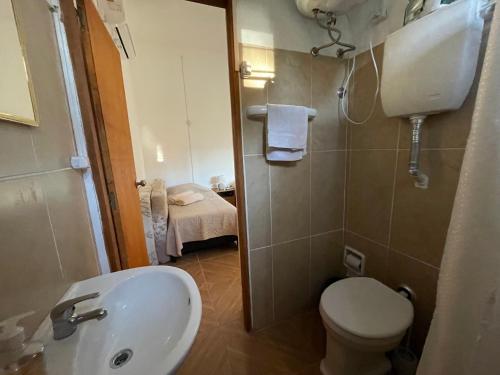 米纳斯Cómodo apartamento en Minas, con amplio fondo y entrada para vehículo的一间带卫生间和水槽的小浴室