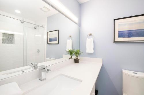 乔治敦Regal Beach Club #533的白色的浴室设有水槽和镜子