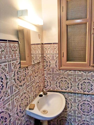 Inezganehotel appart inezgane agadir的一间带水槽和镜子的浴室