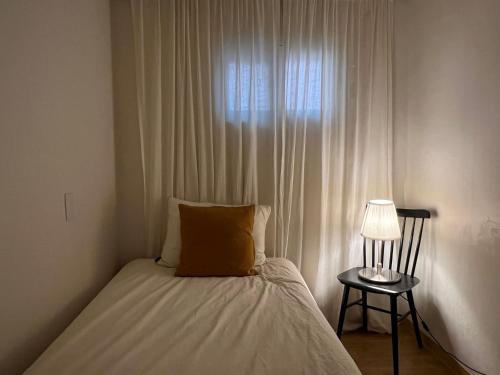 首尔Stay Midcentury的一间卧室配有一张带灯和窗户的床