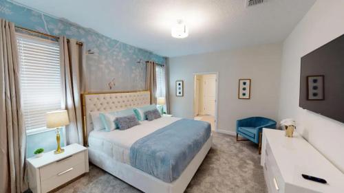 达文波特Cozy Retreat at Champion Gates的一间卧室配有一张床、一个梳妆台和电视。