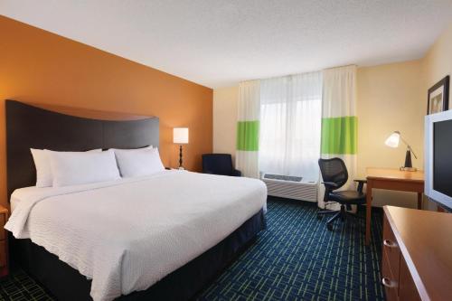 法戈法戈费尔菲尔德套房客栈的酒店客房设有一张大床和一台电视。