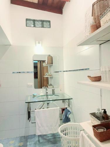 科尔多瓦Lunas de Spilimbergo的一间带水槽和镜子的浴室