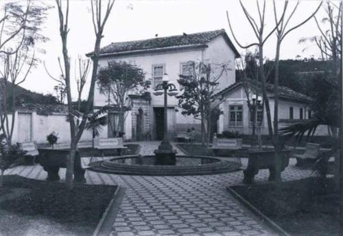 圣路易斯-杜帕赖廷加Casa Centenária localizada no calçadão de SLP的一张黑白相间的带喷泉的房子照片
