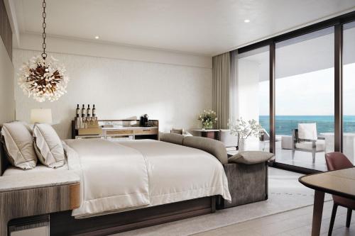 朗博特岛The St Regis Longboat Key Resort的一间带大床的卧室,享有海景