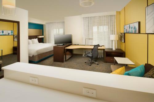 泰勒泰勒公寓式酒店的酒店客房配有书桌和床。
