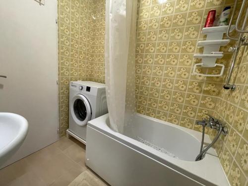 蒂瓦特Apartment Lana的浴室设有洗衣机,旁边配有洗衣机