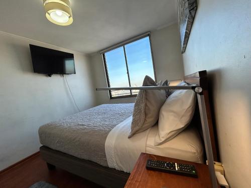 圣地亚哥Private apartment in Santiago的一间小卧室,配有一张带窗户的床