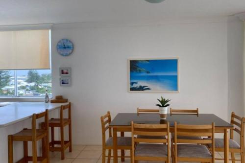 黄金海岸Ocean Front 2Bed - Unbeatable Views @ Sanderling!的厨房以及带桌椅的用餐室。