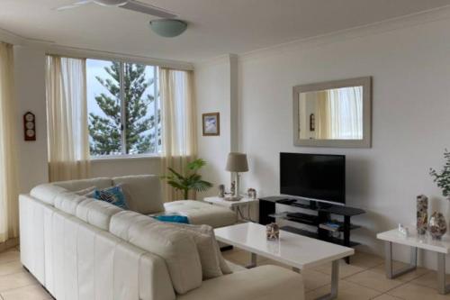 黄金海岸Ocean Front 2Bed - Unbeatable Views @ Sanderling!的客厅配有白色沙发和电视