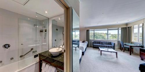 纳尔逊卢瑟福纳尔逊酒店 - 历史酒店的一间带水槽和淋浴的浴室以及一间客房