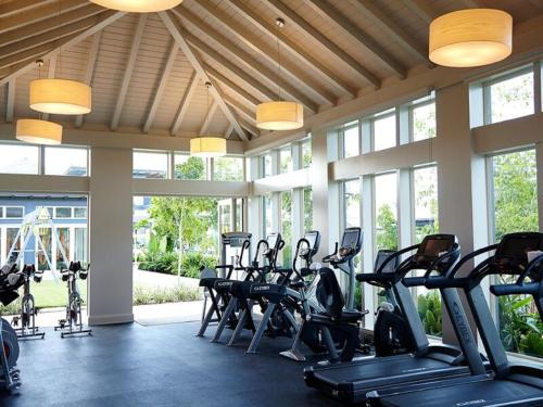 拿骚岛屿之家酒店的健身房,设有数排跑步机和椭圆机
