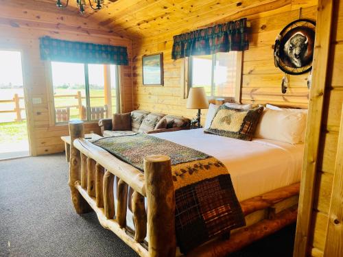 沃尔Badlands Frontier Cabins的小木屋内一间卧室,配有一张床
