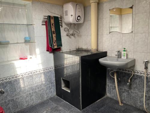 乌提Kanjira house的一间带水槽和水槽的小浴室
