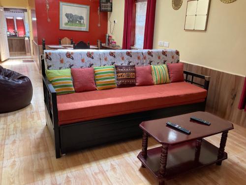乌提Kanjira house的客厅里一张带色彩缤纷枕头的沙发